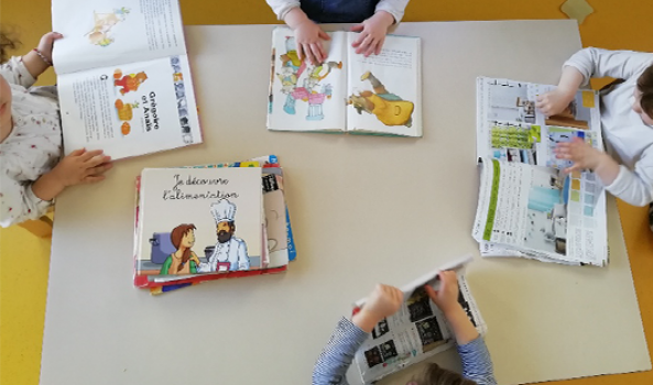 Les enfants de la crèche en atelier lecture