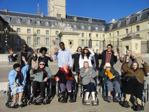 photo d'un groupe de personnes âgées et jeunes en visite dans un chateau