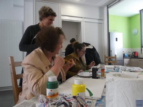 Atelier peinture à la maison relais La Cité