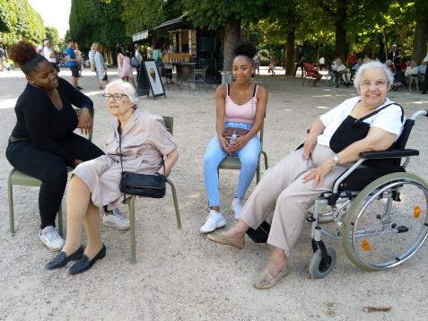Sortie au jardin du Luxembourg avec des bénévoles Sortie au jardin du Luxembourg avec des bénévoles