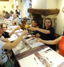 Déjeuner festif, à la campagne, au son de l’accordéon pour dire au revoir aux services civiques