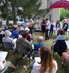 Pique-nique musical pour tous les acteurs du projet   « Chantons ensemble » au domaine de Préville, lieu perdu en pleine campagne.