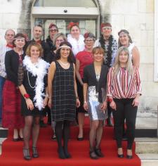 Un personnel sur son 31 pour montée les marches !