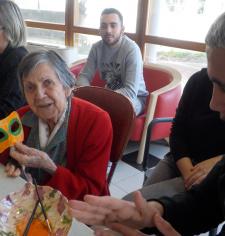 Décoration de masques avec les élèves du lycée professionnel
