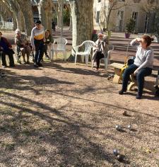 Partie de pétanque sur le parvis
