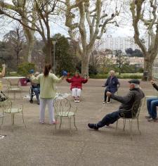 Séance de gym douce sur le parvis de la Source