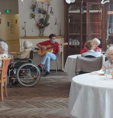 Hugo, jouant de la guitare pendant le temps du déjeuner