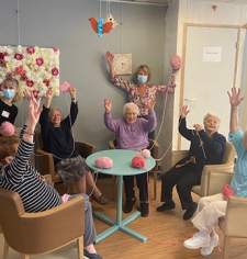 Atelier tricotage d'écharpe à l'Ehpad COS Le manoir pour la mobilisation "Octobre rose" 2022