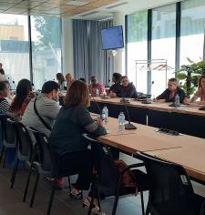 groupe de personnes autour d'une grande table