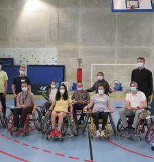 Un groupe de participants et d'encadrants