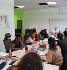 stagiaires autour d'une table en discussions
