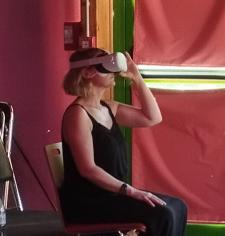 une personne avec un casque de réalité virtuelle sur les yeux