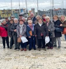 Le 30 Novembre, 16 adhérents de l’ARA (Activité Rencontre et Autonomie des séniors) ont participé à la sortie socio culturelle de l’Aquarium à la Rochelle. Au programme, visite de l’aquarium, une expérience inédite pour certains et pour d’autres révélateur de souvenirs. S’en est suivie d’une pause déjeuner au restaurant de l’aquarium « La Haut ». Nous avons fusionné avec les adhérents de l’ARA de Cognac. Une ambiance conviviale et bienveillante était au rendez-vous lors cette journée.