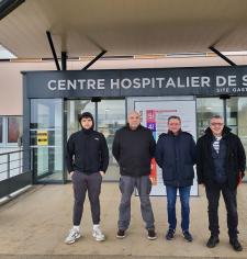 4 personnes devant l'entrée de l'hôpital de Sens