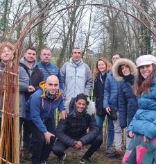groupe de personnes dans un kiosque en osier