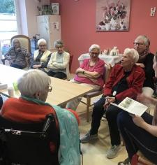 Habitants et familles attentifs pour écouter Caroline, nouvelle bénévole depuis janvier