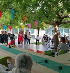 Des chapeaux, des sourires et beaucoup de convivialité : les 30 ans du Cèdre ont été célébrés avec élégance ! 