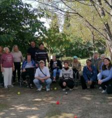 Une pétanque sous le soleil : un beau moment de partage intergénérationnel ! 